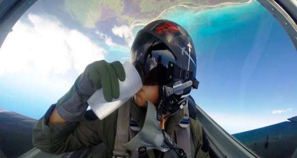 Video | Esto es lo que pasa cuando tomas agua mientras haces una maniobra aérea