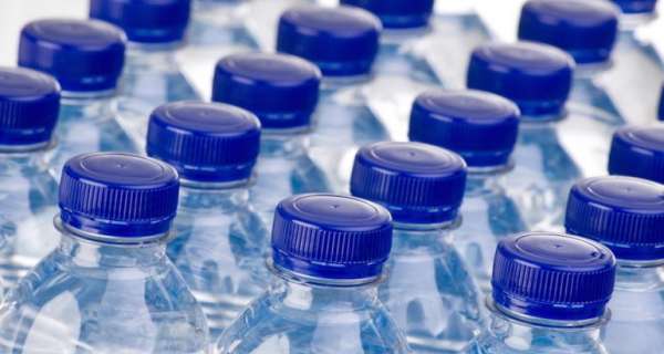 Por qué nunca debes rellenar tu botella plástica de agua
